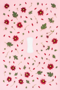 Assorbente con fiori su sfondo rosa